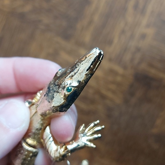 Unlabelled large gold tone articulated crocodile brooch w green eyes - Picture 2 of 4